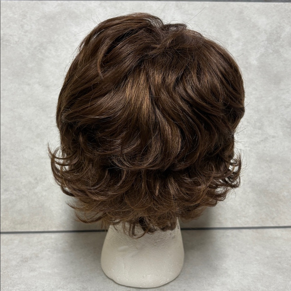 Short Brown Women's Wig - Picture 5 of 13